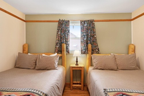 Foothills Lodge and Cabins - image 8