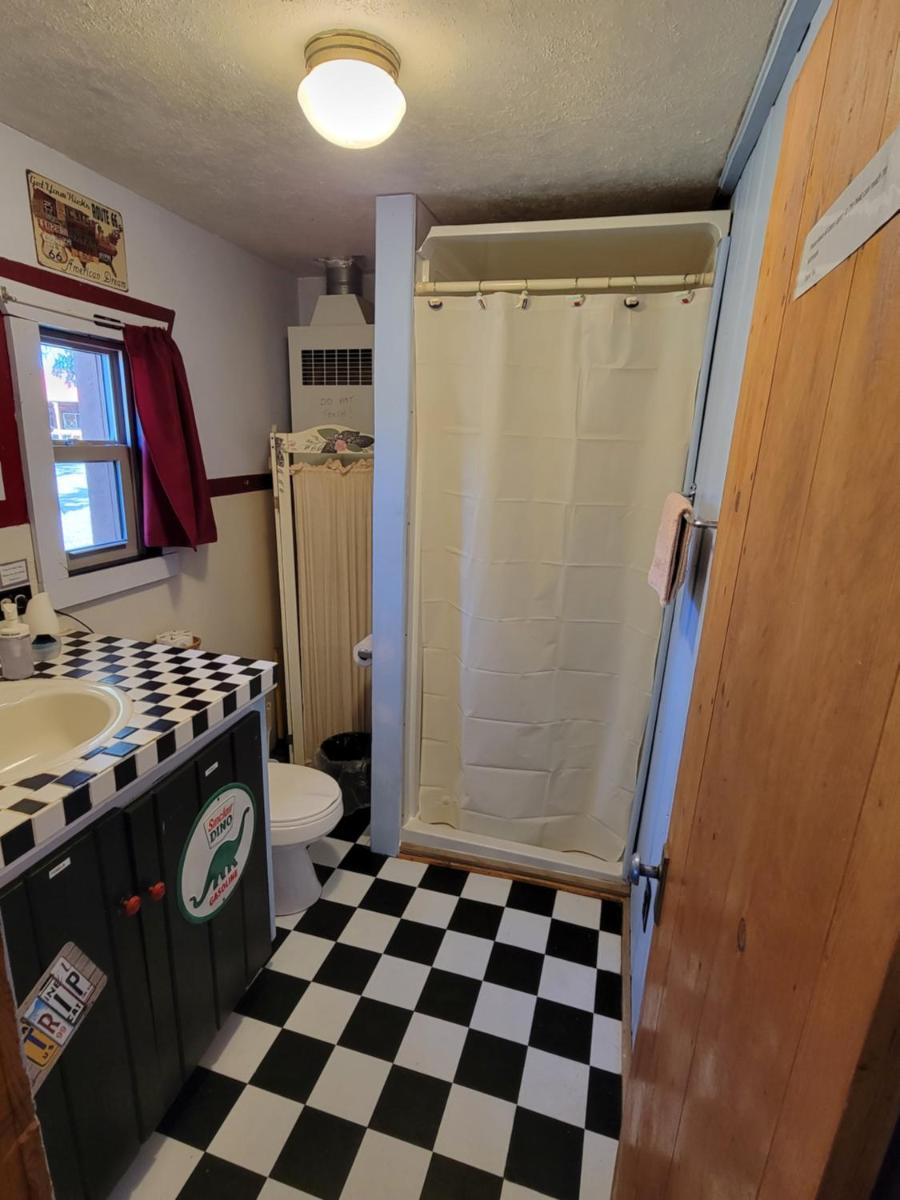 Chinook Cabins & RV Park - image 2