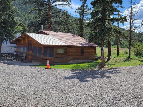 Chinook Cabins & RV Park - image 3