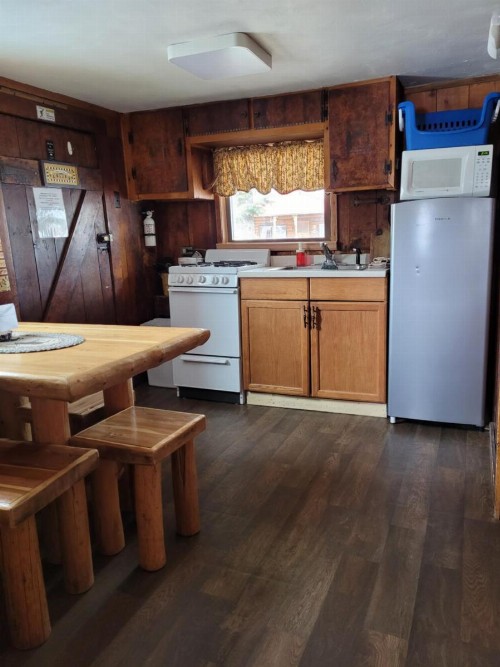 Chinook Cabins & RV Park - image 32