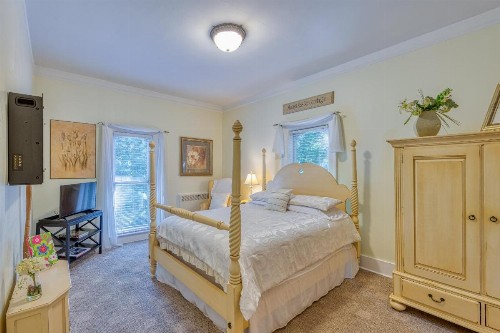 Monroe Manor Inn - image 12