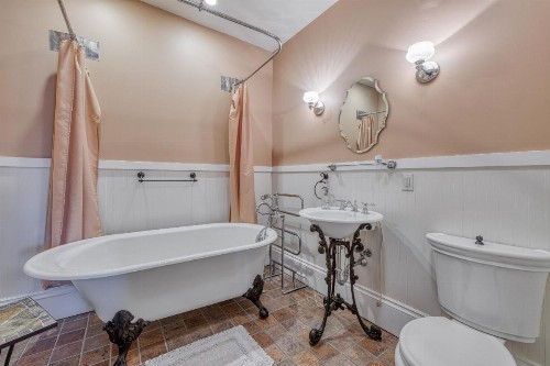 Monroe Manor Inn - image 15