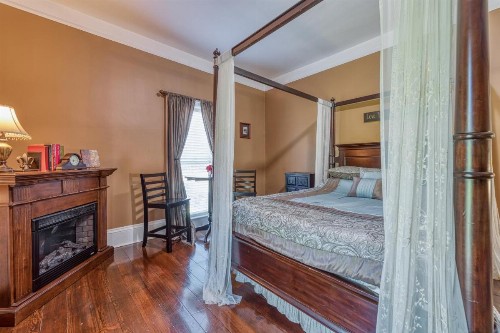 Monroe Manor Inn - image 2