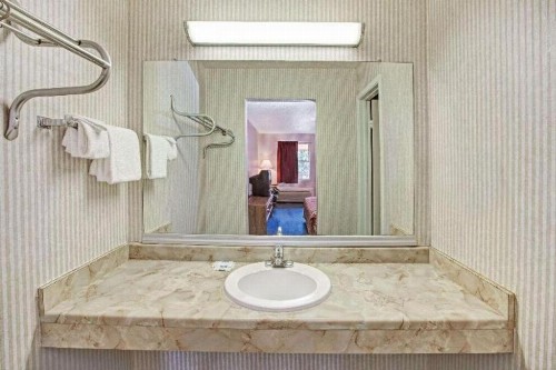Knights Inn Houston Hobby Airport - image 10