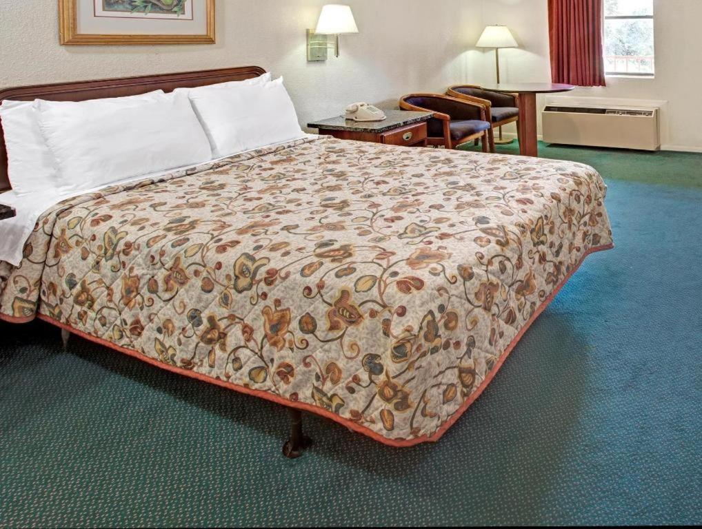 Knights Inn Houston Hobby Airport - image 4