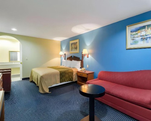 Rodeway Inn - image 17