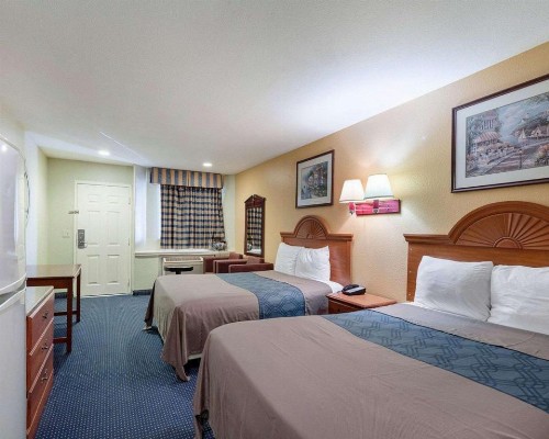 Rodeway Inn - image 24