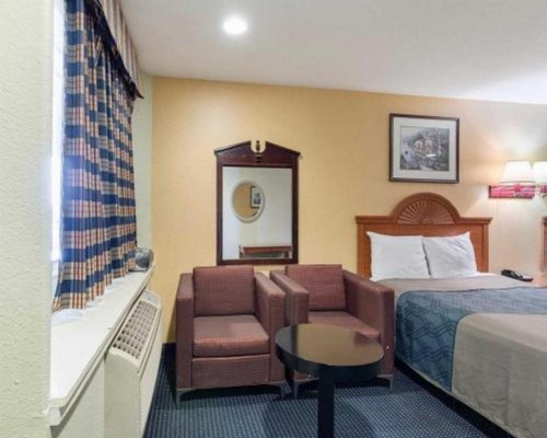Rodeway Inn - image 25