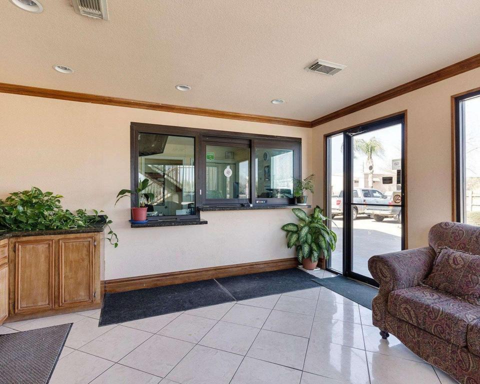 Rodeway Inn - image 3