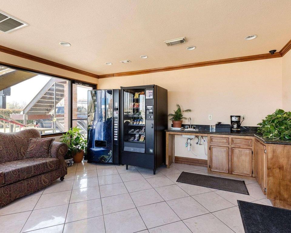 Rodeway Inn - image 5