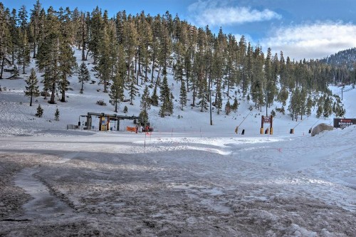 Stateline Ski Base with Hot Tub Steps to Lift! - image 10