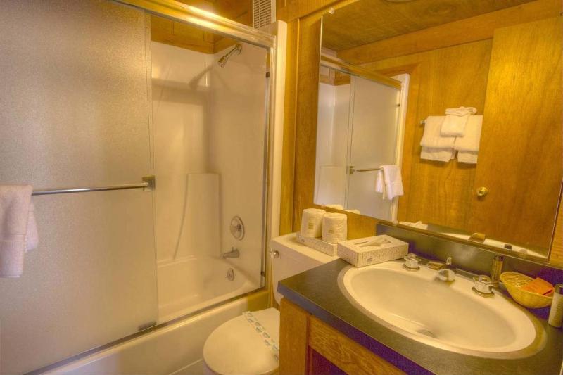 Woodys Clubhouse by Lake Tahoe Accommodations - image 6
