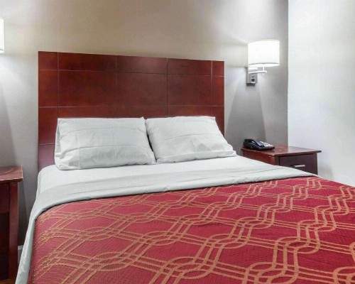 Econo Lodge South Ozone Park - image 12