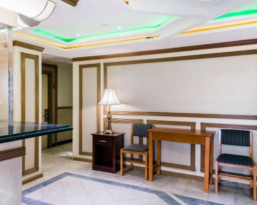 Econo Lodge South Ozone Park - image 7