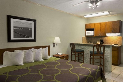 Super 8 by Wyndham South Padre Island - image 10