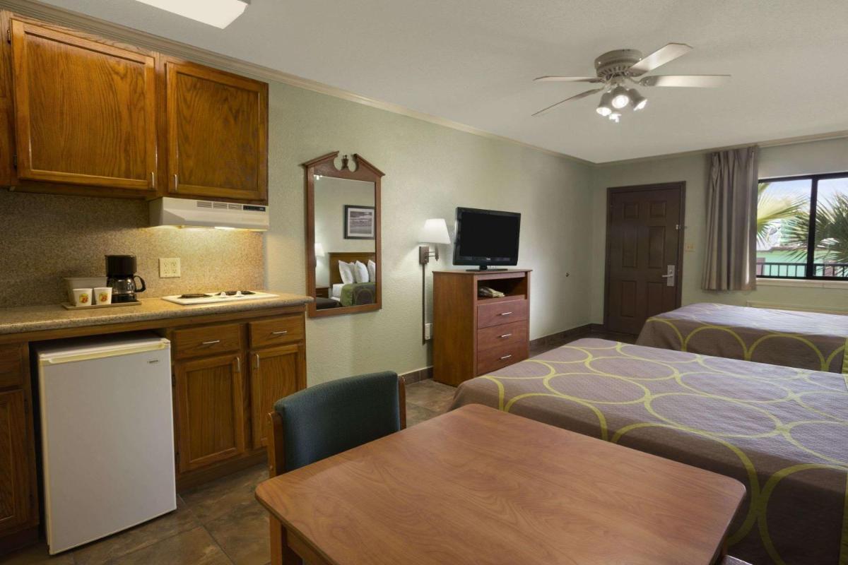 Super 8 by Wyndham South Padre Island - image 5