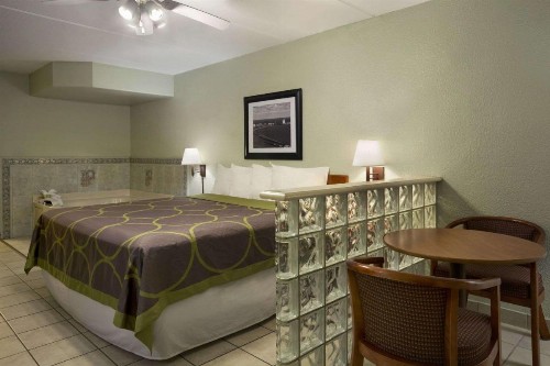 Super 8 by Wyndham South Padre Island - image 7