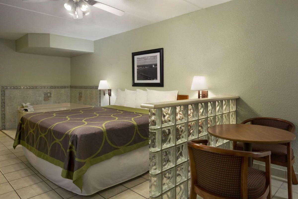 Super 8 by Wyndham South Padre Island - image 7