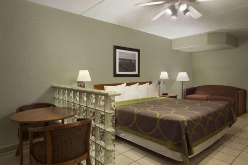 Super 8 by Wyndham South Padre Island - image 9