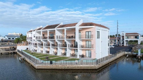 WindWater Hotel and Marina - image 11