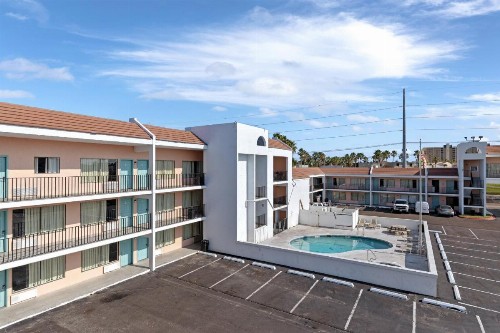 WindWater Hotel and Marina - image 15