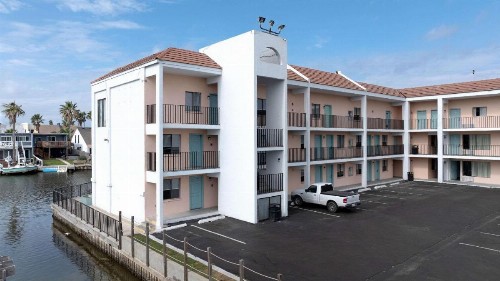 WindWater Hotel and Marina - image 22