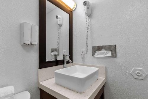 WindWater Hotel and Marina - image 3