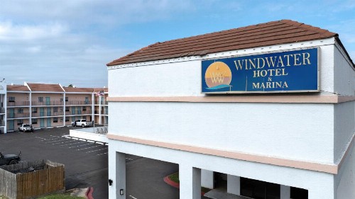 WindWater Hotel and Marina - image 43