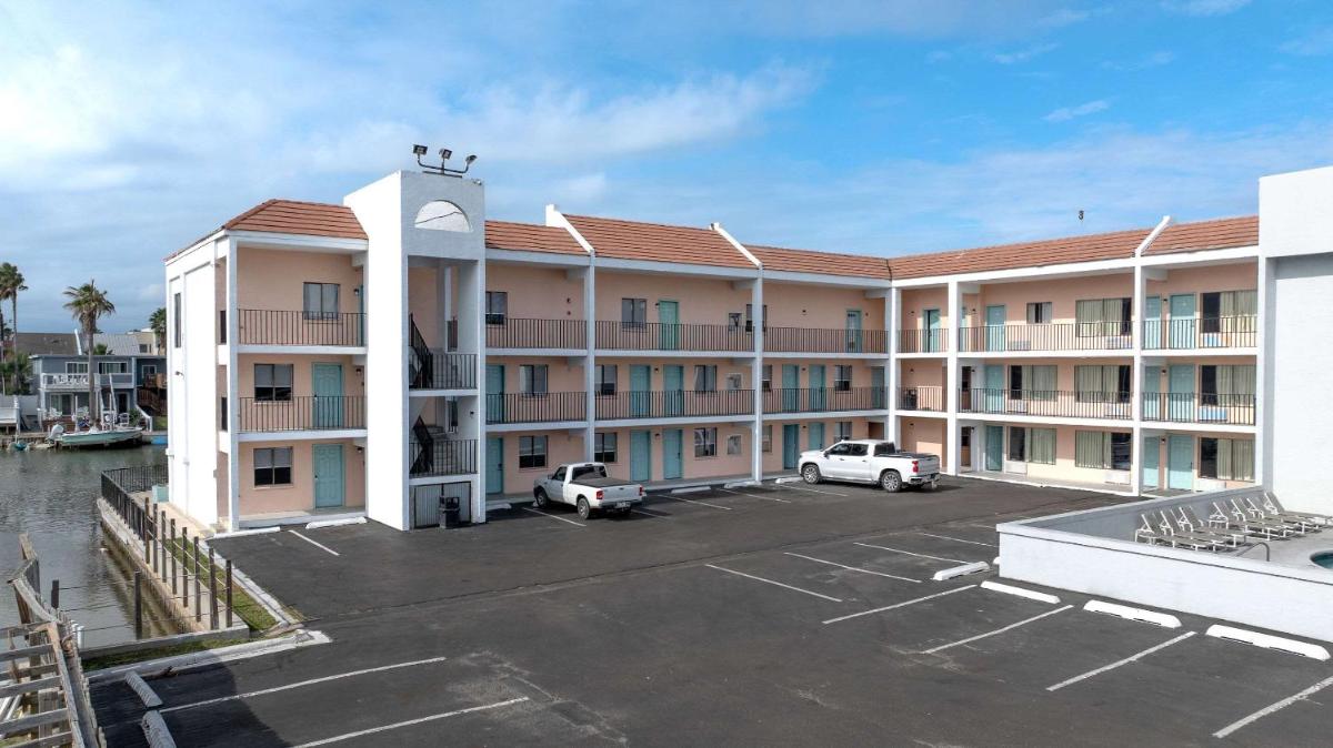WindWater Hotel and Marina - image 5