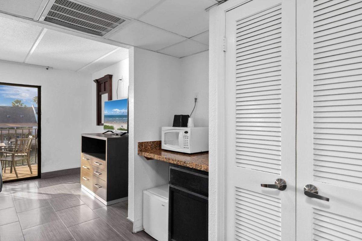 WindWater Hotel and Marina - image 7