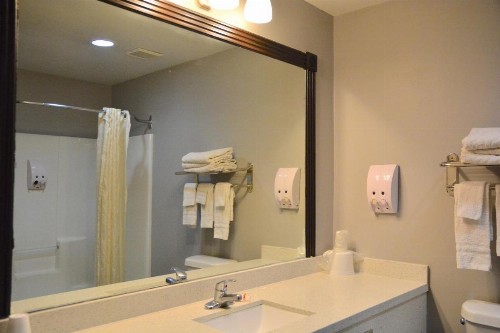 Blue Bay Inn and Suites - image 18