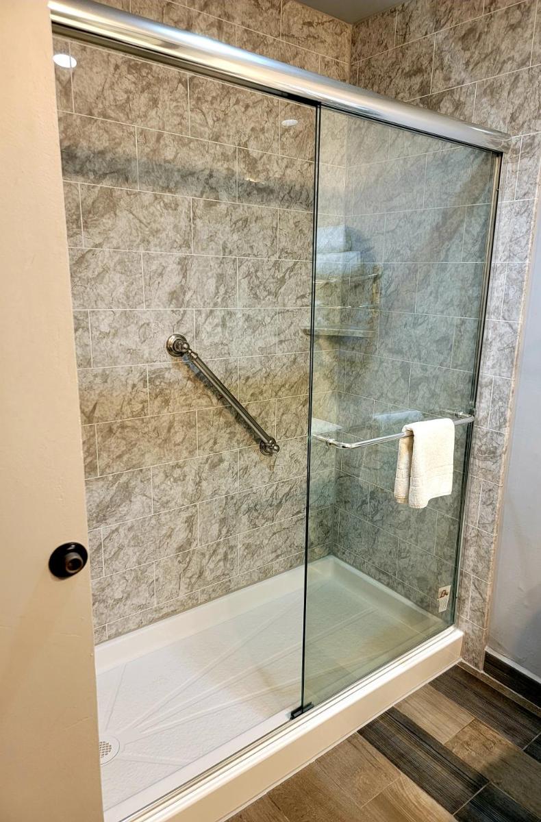 Blue Bay Inn and Suites - image 3