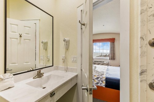Lighthouse Inn - image 30