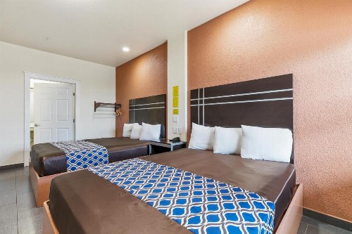 Lighthouse Inn - image 33