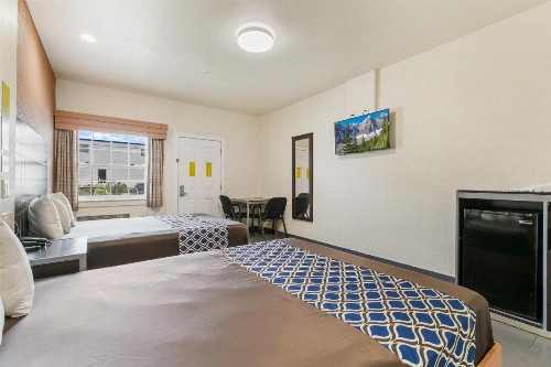 Lighthouse Inn - image 36