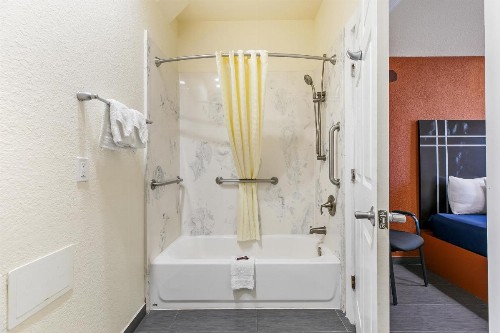 Lighthouse Inn - image 43