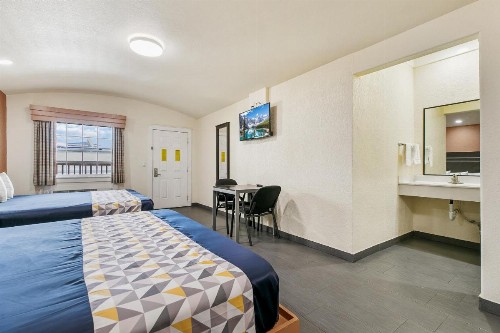 Lighthouse Inn - image 44