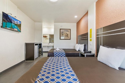Lighthouse Inn - image 49