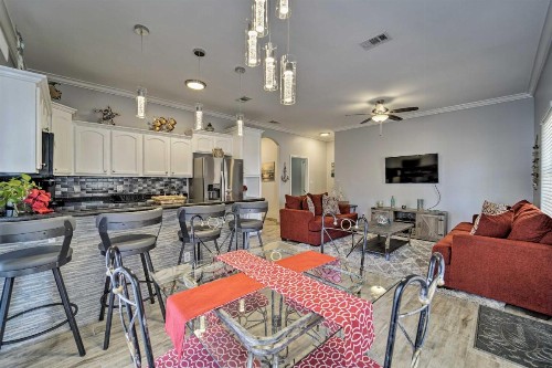 Island Retreat with Shared Pool - Walk to Beach - image 1