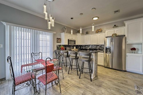 Island Retreat with Shared Pool - Walk to Beach - image 10