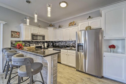 Island Retreat with Shared Pool - Walk to Beach - image 2