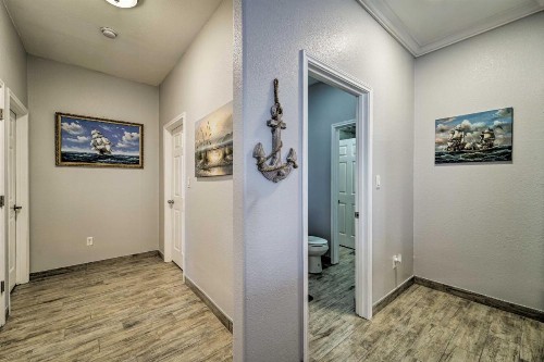 Island Retreat with Shared Pool - Walk to Beach - image 9