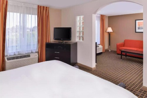 Hotel Nova SFO By FairBridge - image 9