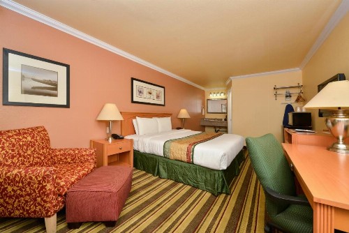 Inn by the sfo - image 13