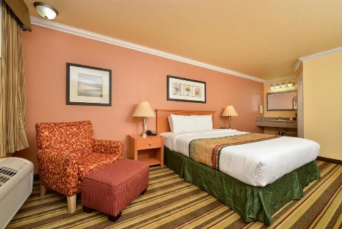 Inn by the sfo - image 14