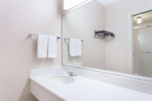 Travelodge by Wyndham San Francisco Airport North - image 6