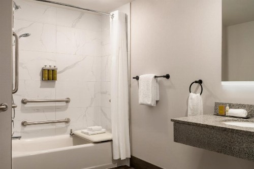 DoubleTree by Hilton San Francisco South Airport Blvd - image 9