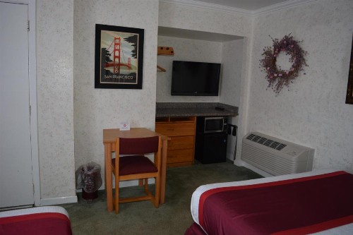 Travelers Inn - image 8