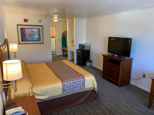 Airport Inn - image 10