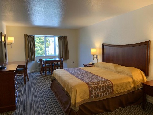Airport Inn - image 11
